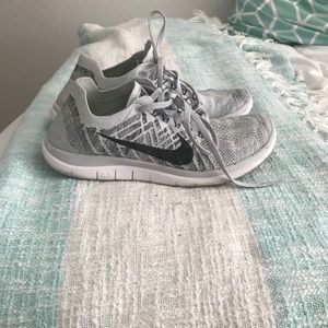 Nike free run 4.0 gray tennis shoes!